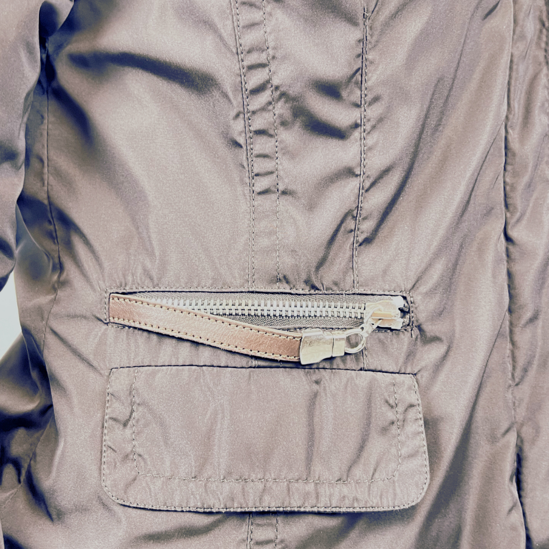Giacca piumino leggero modello blazer con piccolo revers chiusura zip e bottoni tasche con applicazioni 